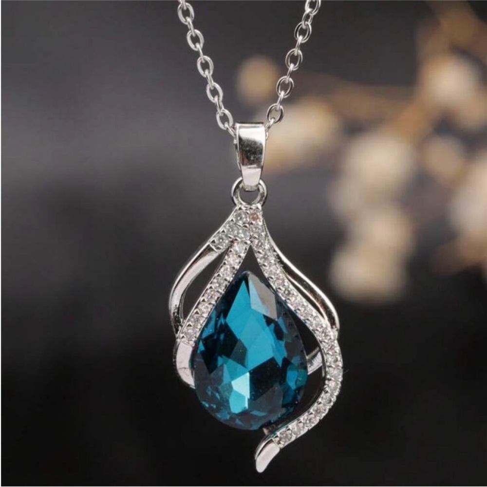 ⚠️Clearance Teardrop Blue Crystal Pendant Necklace - Silver Tone